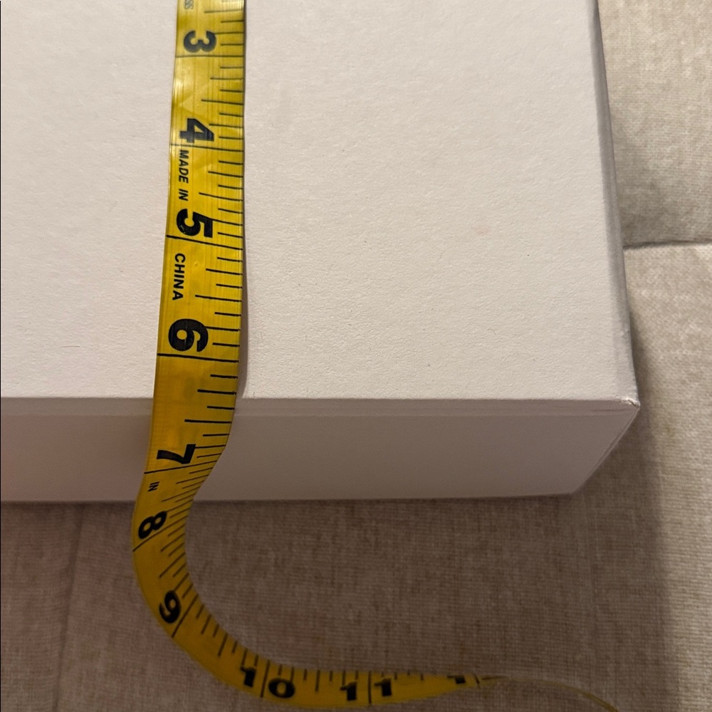 Loewe White Box with Holiday Ribbon - Picture 4 of 5